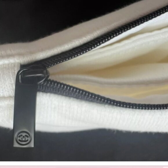 Authentic Licensed CHANEL Cosmetic Travel Bag Set filled with 10 Chanel gifts - Picture 7 of 14